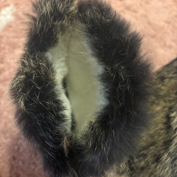 Women’s BEBE Mammoth Boots Fur Size 5 Slip On Black/Tan - Picture 7 of 7